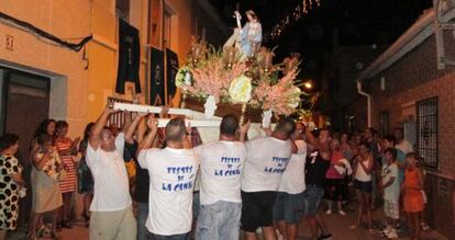 Los portadores de la Divina Pastora sacuden el anda durante la procesi&oacute;n en Sueca.