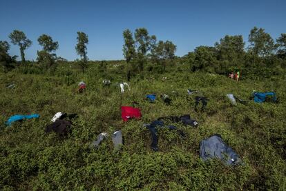 Los migrantes descansaron y lavaron su ropa el 23 de octubre en Huixtla, una pequeña comunidad en el Estado mexicano de Chiapas.