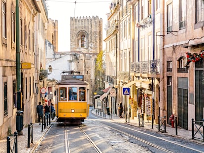 Un tranvía en la parte antigua de Lisboa.