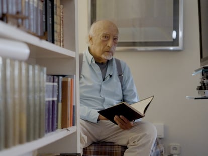 Manuel Vicent en la grabación de En la biblioteca.