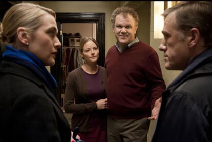 Kate Winslet, Jodie Foster, John C. Reilly y Christoph Waltz (de izquierda a derecha), en un fotograma de <i>Un dios salvaje.</i>