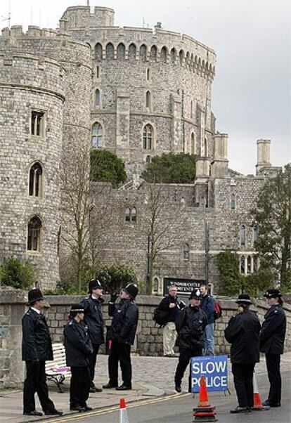 Control de la policía británica junto al castillo de Windsor.