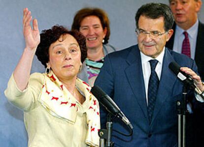 Ana Palacio, en una comparecencia ante la prensa ayer, en Bruselas, junto a Romano Prodi.