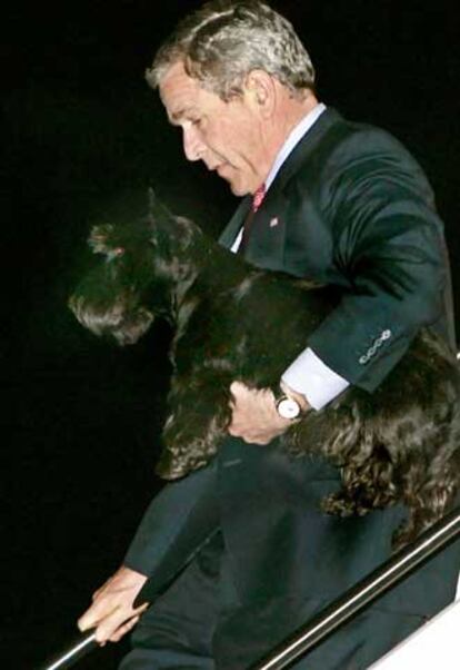 George W. Bush, con su perro <i>Barney</i>.