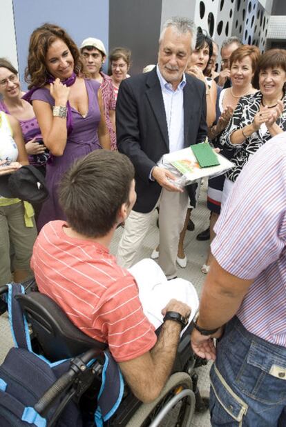 José Antonio Griñán, ayer durante una visita al centro de salud de Pulpí.