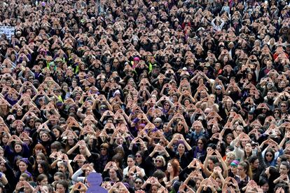 Manifestantes forman triángulos con sus manos, como símbolo feminista, durante una manifestación por los derechos de las mujeres en el Día Internacional de la Mujer, en Bilbao (España), el 8 de marzo de 2018. Según las cifras registradas hasta noviembre, 44 mujeres habían sido asesinadas en España por sus parejas o exparejas; en total, 972 desde el 1 de enero de 2003, cuando se empezaron a contabilizar.