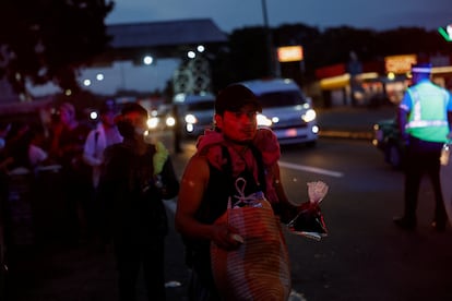 Los migrantes pasan por un puesto de control del Instituto Nacional de Migración, en Huehuetan, Chiapas.