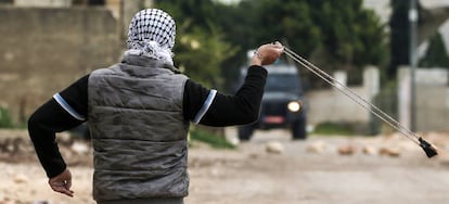 Un manifestante palestino arroja piedras con una honda a las fuerzas israel&iacute;es cerca de Nablus. 