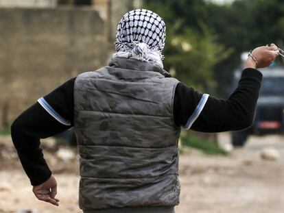 Un manifestante palestino arroja piedras con una honda a las fuerzas israel&iacute;es cerca de Nablus. 