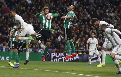 Ramos cabecea a gol en el partido frente al Betis en el Bernabéu.