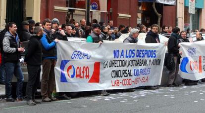 Trabajadores de Eibar, en protesta por los despedido que quiere la dirección.