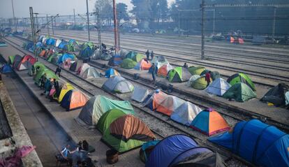 Vista el pasado viernes 1 de abril del campamento en las v&iacute;as ferroviarias de la frontera greco-macedonia, donde hay cientos de refugiados varados. 