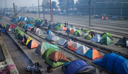 Vista el pasado viernes 1 de abril del campamento en las vías ferroviarias de la frontera greco-macedonia, donde hay cientos de refugiados varados.