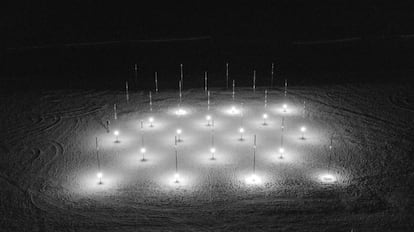 Las luces leds de Pablo Valbuena que se verán en la playa de la Mar Bella. / LLumBCN