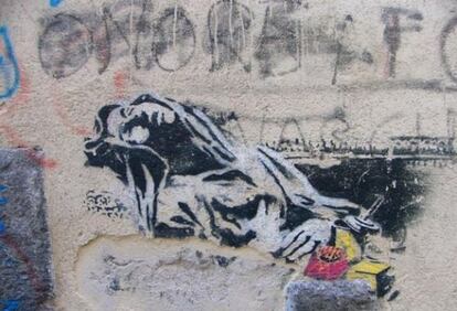 El grafitero Banksy reprodujo en una pared de Nápoles, un detalle de la estatua de Bernini de 'El éxtasis de santa Teresa'.