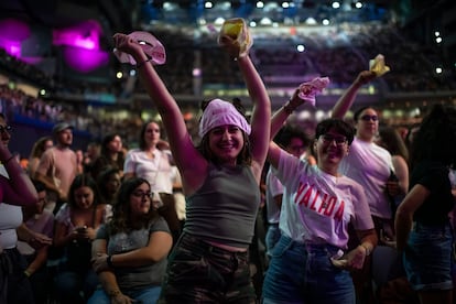 Las cómicas Carolina Iglesias y Victoria Martín cerraban en Madrid con Estirando el chicle LIVE: Último hilo (de vida) una gira basada en su podcast homónimo (en Podium Podcast, plataforma de Prisa Audio), uno de los más escuchados de España y que cuenta con dos premios Ondas.
