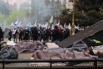 Miles de afiliados a la Confederación General del Trabajo (CGT) protestan contra los altos costos de vida y las políticas de ajuste económico, en Buenos Aires (Argentina), este miércoles 17 de agosto. En la imagen, miembros de organizaciones sociales que han acampado frente a la Casa Rosada para exigir mejores salarios, más empleos y una reunión con Sergio Massa, el nuevo ministro de Economía.