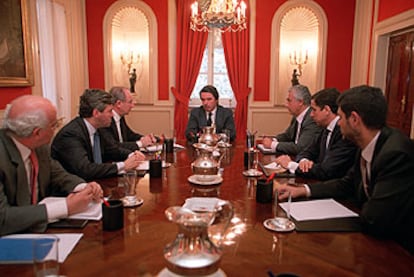 José María Aznar y los altos cargos que asistieron a la reunión que presidió en La Moncloa el pasado 11 de marzo.