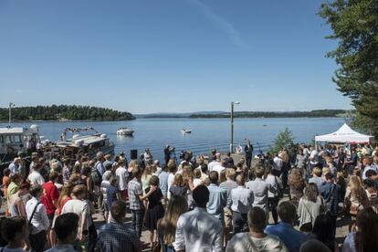 Familiares y amigos en la ceremonia de este lunes en la isla de Utoya.