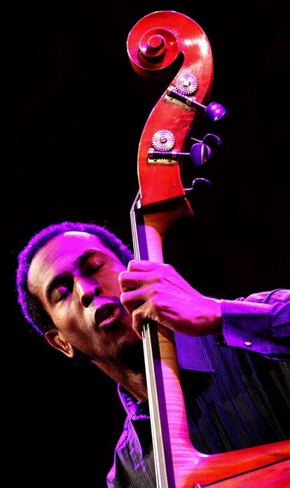 El bajista Belden Bullock, de la formación Abdullah Ibrahim & Ekaya, durante su actuación esta noche en la segunda jornada del 46 Festival de Jazz de San Sebastián.