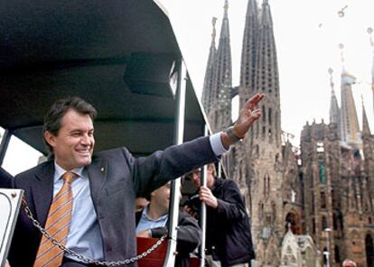 Artur Mas hizo campaña ayer, paseándose con un trenecito, por el barrio barcelonés de la Sagrada Familia.