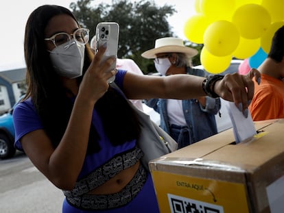 Una venezolana vota en la consulta promovida por la oposición.