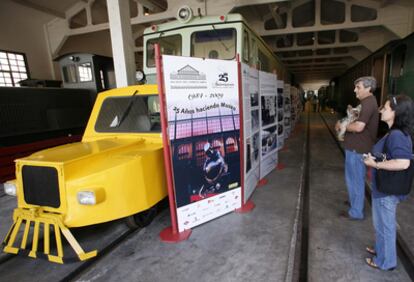 Dos personas leen los paneles instalados en el Museo Vasco del Ferrocarril de Azpeitia.