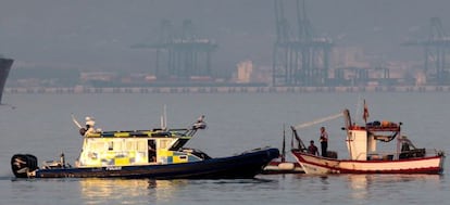 Una patrulla de Gibraltar, junto a un pesquero espa&ntilde;ol el pasado marzo. 