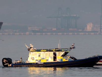 Una patrulla de Gibraltar, junto a un pesquero espa&ntilde;ol el pasado marzo. 