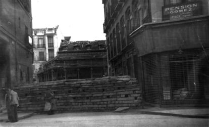 Imagen de una barricada ante el Mercado de San Miguel en Madrid. Se trata de una de las fotografías del archivo del brigadista internacional Emilio Rosenstein, más conocido como Emil Vedin, que han sido donadas al Centro Documental de la Memoria Histórica, en las que se refleja el día a día de la Guerra Civil española en el frente y en la retaguardia.