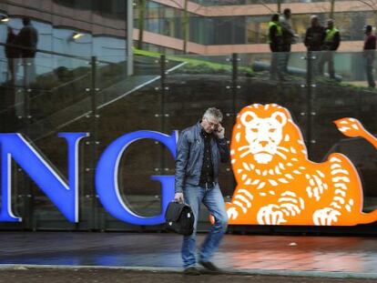 Un hombre habla por telef&oacute;noco ante la sede de ING en &Aacute;msterdam.