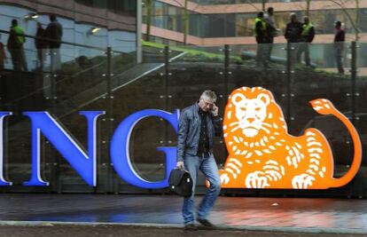 Un hombre habla por telefónoco ante la sede de ING en Ámsterdam.
