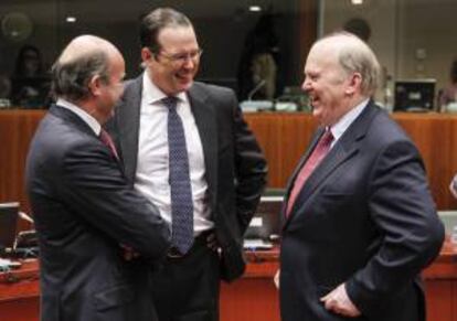 El ministro de Economía español, Luis de Guindos (izq), y el ministro de Finanzas irlandés, Michael Noonam (der), charlan con el titular de Finanzas sueco, Anders Borg (c), durante la reunión de los ministros de Finanzas y Economía de la zona del euro, Ecofin, en la sede del Consejo Europeo en Bruselas, Bélgica, hoy.