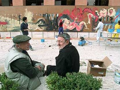 Antonio López (a la izquierda) y Juan Genovés, ayer ante el mural en la Ciudad Universitaria de Madrid.