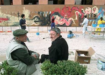 Antonio López (a la izquierda) y Juan Genovés, ayer ante el mural en la Ciudad Universitaria de Madrid.