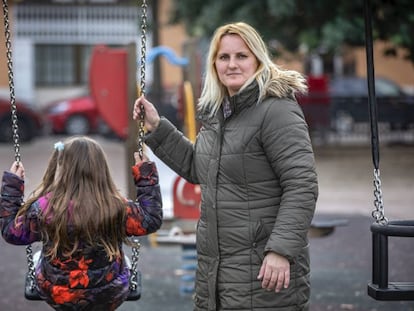 Mercedes Defez, con su hija Lara, que tiene autismo, en Silla (Valencia).