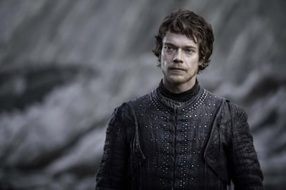 Jon recuerda a Theon que Ned Stark fue un padre más que lo que su padre fue nunca. “No debes elegir. Eres Greyjoy y eres Stark”. Un apoyo que devuelve por fin el valor al torturado Theon, que se decide a recuperar los seguidores de su hermana Yara para rescatarla de las garras de Euron, como ella hizo por él, ganándose así de nuevo el respeto de los habitantes de las Islas de Hierro, que ya estaban preparados para huir.