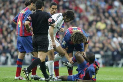 Márquez, Belletti, Raúl y Puyol (de izquierda a derecha) y el árbitro, Ramírez, rodean a Eto&#39;o al lesionarse.