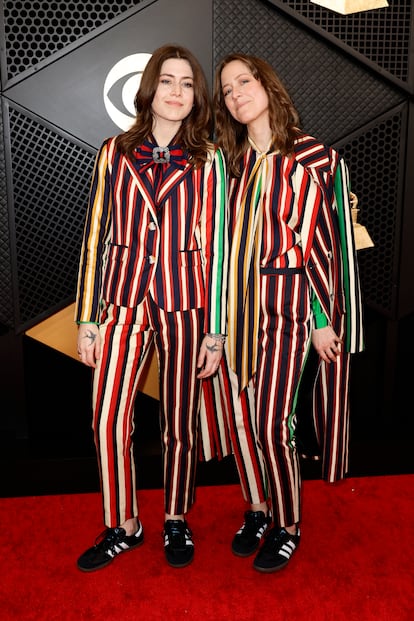  Las hermanas Rebecca y Megan Lovell, de la banda Larkin Poe, muy combinadas con traje de rayas.