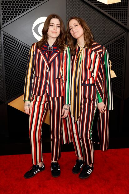  Las hermanas Rebecca y Megan Lovell, de la banda Larkin Poe, muy combinadas con traje de rayas.