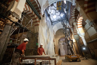 Trabajos de restauración en la mezquita- catedral tras el incendio del 8 de agosto, el 2 del septiembre de 2025.