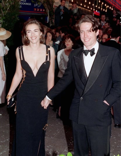 Si hay un vestido con el que la actriz Elizabeth Hurley quitó el aliento y revolucionó la alfombra roja fue el traje negro con imperdibles de Versace que lució en mayo de 1994, en el estreno en Londres de la película ‘Cuatro bodas y un funeral’, protagonizada por su entonces pareja Hugh Grant. 