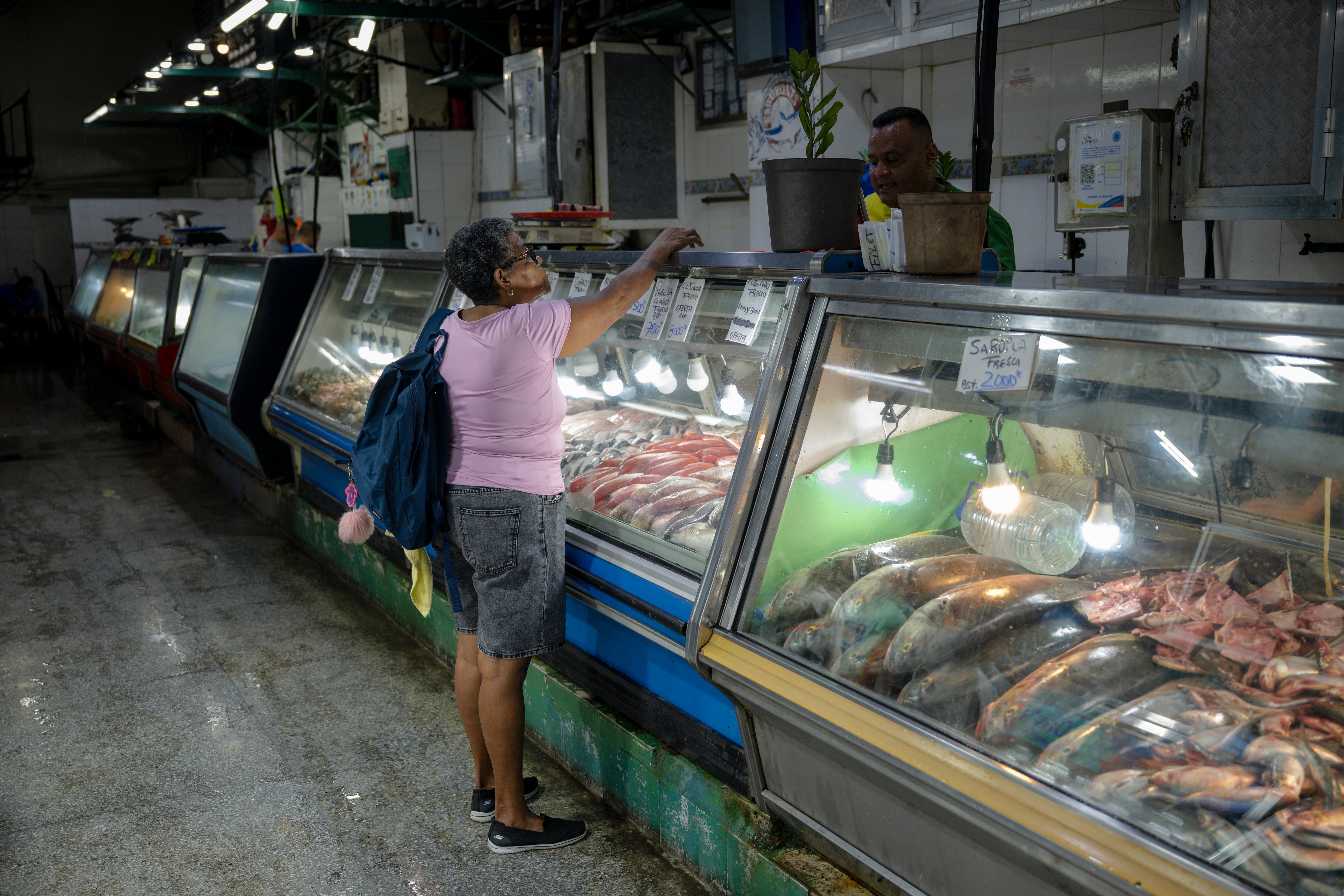 Una mujer compra pescado en el mercado el Mosquero en Maiquetía, La Guaira, el 21 de Agosto.