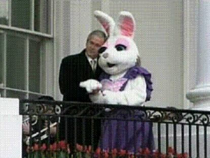 George Bush abraza al conejo de Pascua
