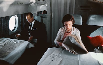 La reina Isabel II y el príncipe Felipe vuelan de regreso de una visita a Yorkshire, en una foto tomada en 1969 durante la filmación del documental 'The Royal Family', realizado por la BBC.