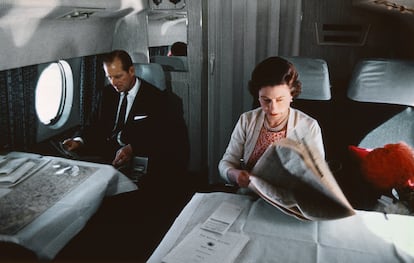 La reina Isabel II y el príncipe Felipe vuelan de regreso de una visita a Yorkshire, en una foto tomada en 1969 durante la filmación del documental 'The Royal Family', realizado por la BBC.  