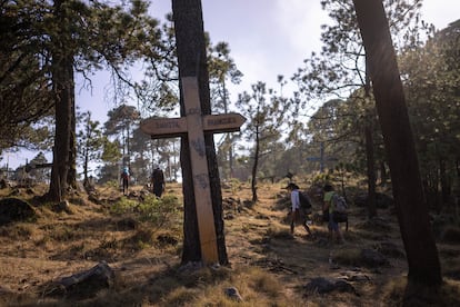 Uno de los primeros crucifijos que ven los peregrinos al llegar a la cumbre del Cerro de las cruces.
