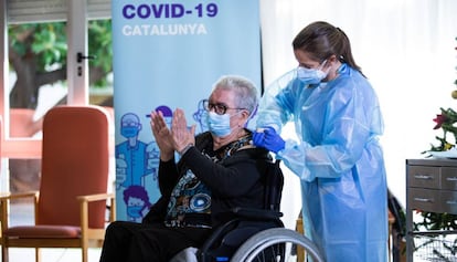Josefa Pérez aplaude al ser la primera persona vacunada contra la covid-19 en Cataluña.