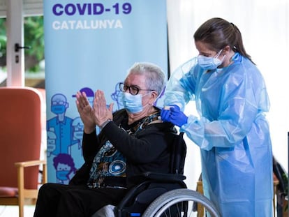 Josefa Pérez aplaude al ser la primera persona vacunada contra la covid-19 en Cataluña.