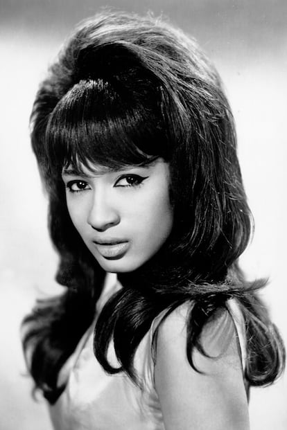 "Quería parecer callejera y dura porque no lo era, ¡y tampoco las otras Ronettes!". Así sintetizaba Ronnie Spector, que acaba de fallecer a los 78 años, la clave de la estética que convirtió al grupo en icónico y que décadas después inspiraría el estilo de la también desaparecida Amy Winehouse. Nacida en el neoyorquino Spanish Harlem, Spector miraba por la ventana a las chicas negras y latinas del barrio y se imaginaba con el mismo delineador de ojos exagerado y el pelo igual de abultado. Y ese fue el look que construyó junto a su hermana, Estelle Bennet y a su prima, Nedra Talley, que empezaron a cantar juntas en 1956, antes de acabar el instituto. Por aquel entonces se hacían llamar The Dolly Sisters.